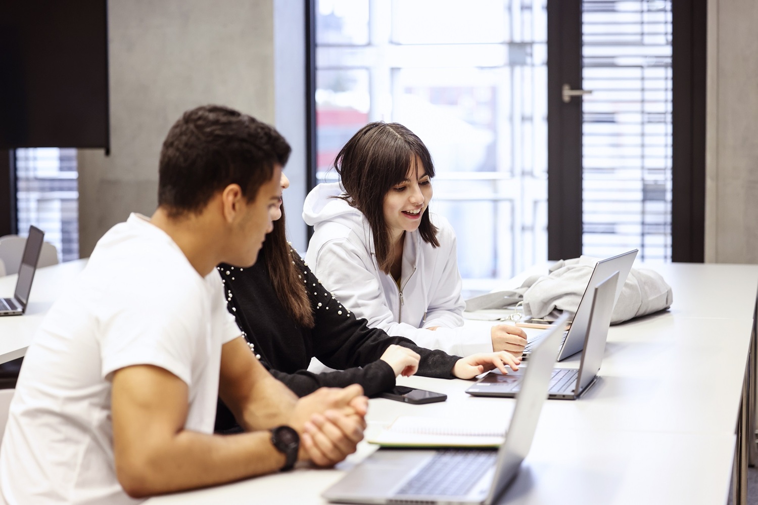Studenten in einem Klassenzimmer arbeiten zusammen