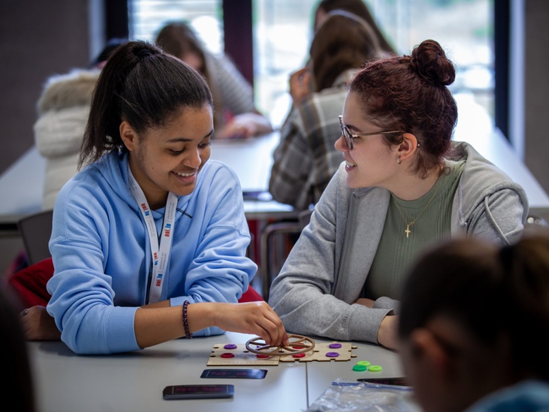 Deux filles travaillant ensemble