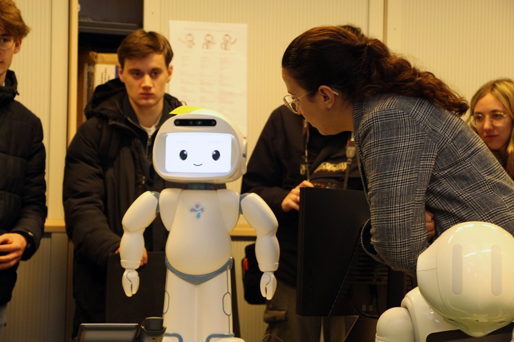 des adolescents et un robot