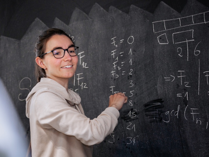 femme résolvant des équations