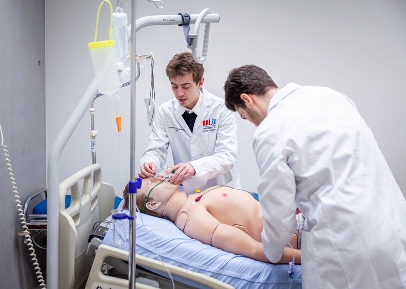 étudiants s'entraînant sur un mannequin