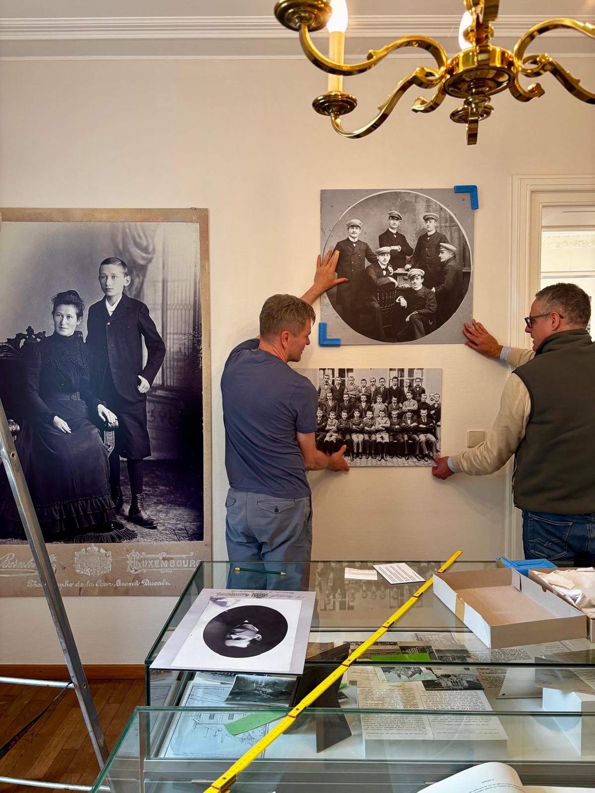 Aufbau der Fotoausstellung im Schuman Haus