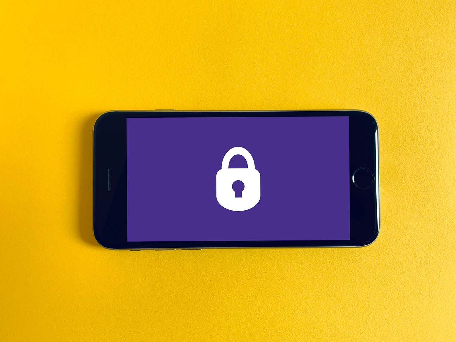 Figure of a smarphone with a padlock icon on it / Photo de Franck sur Unsplash