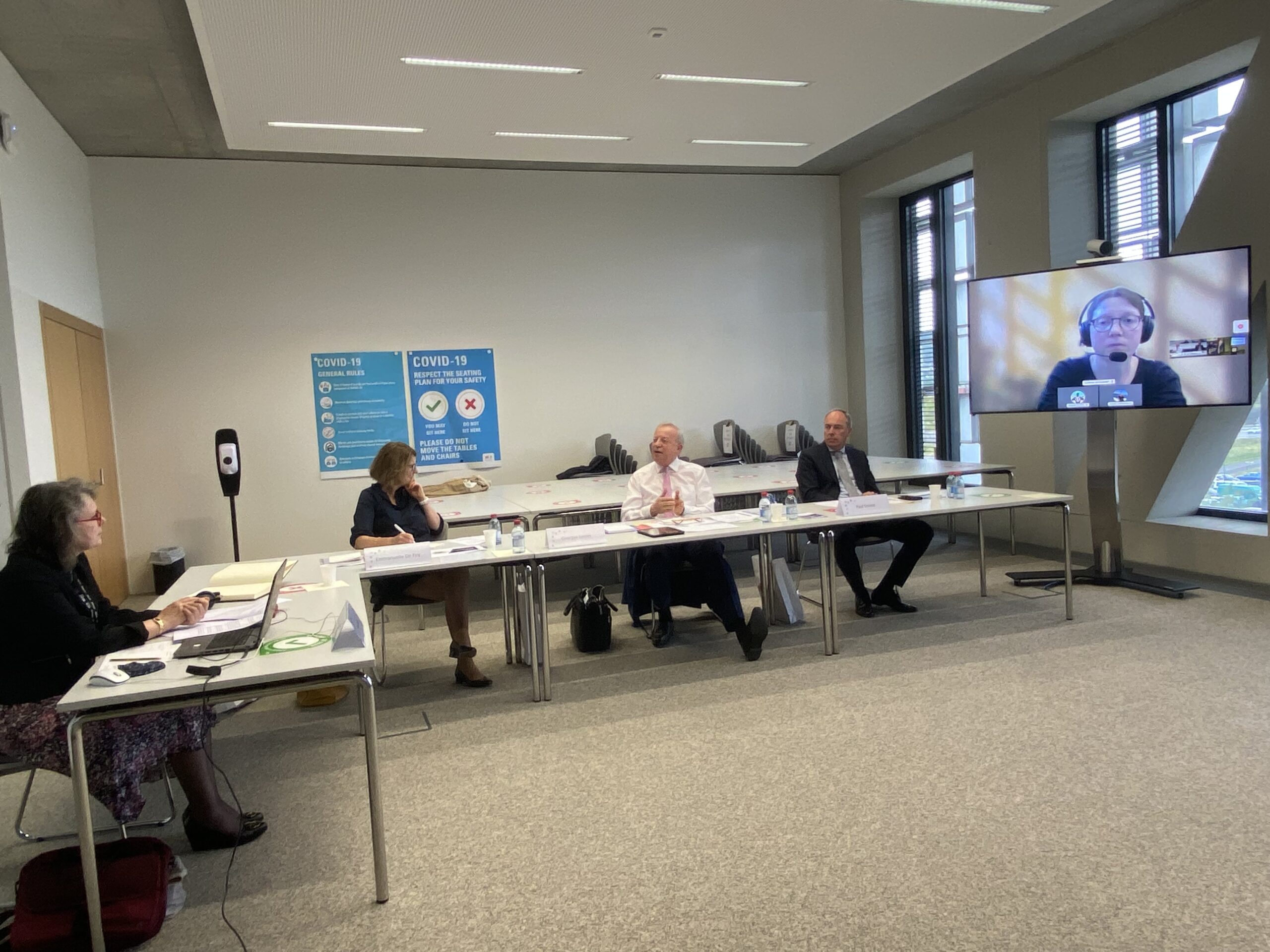Les orateurs répondent aux nombreuses questions du public