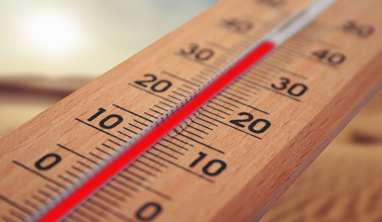 Thermometer showing more than 35 degrees °C